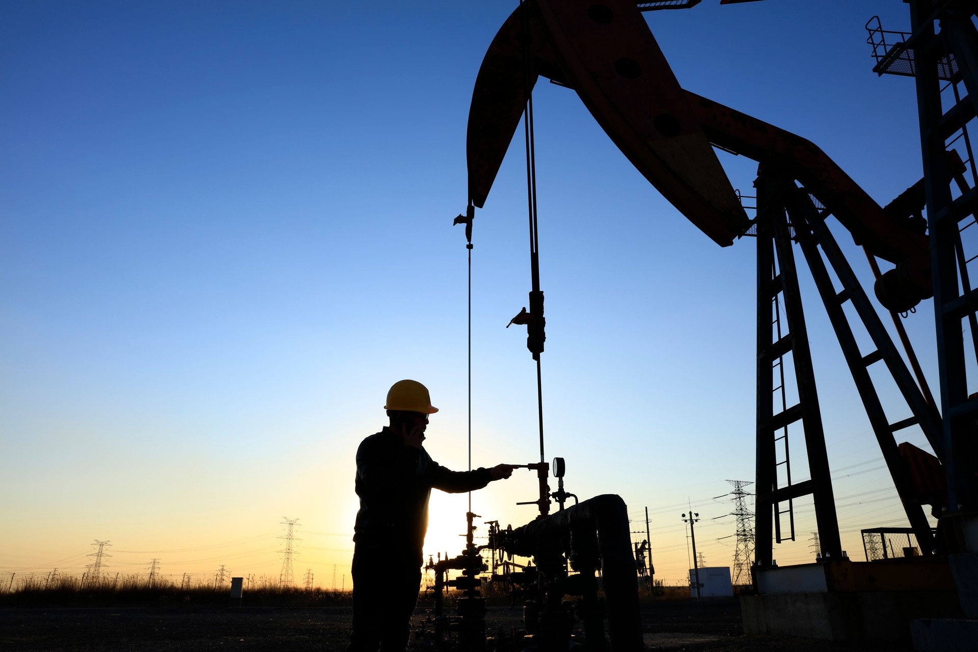 oil field, the oil workers are working